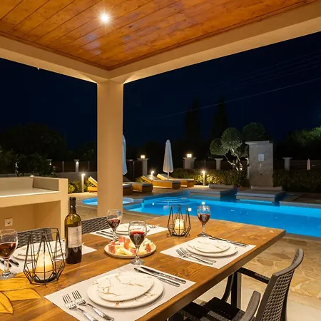 Villa Paris Family Villa! Makhairádhon