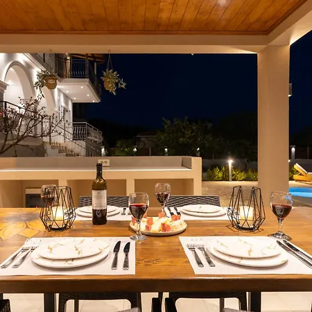 Villa Paris Family Villa! *